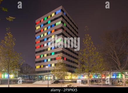 07.12.2020, Berlin, Berlin, Deutschland - Mitte - Lichtinstallation im Neubau des Rathauses Berlin-Wedding, heute Jobcenter, nach einem Entwurf Stockfoto