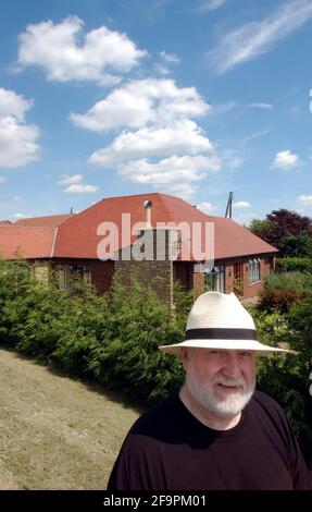 TED NASH VOR SEINEM HAUS, EAST FERRY NR GAINSBOROUGH.23/6/05 TOM PILSTON Stockfoto