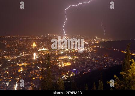 20.07.2018, Tiflis, Tiflis, Georgien - Blick über die Stadt in der Nacht während Gewitter mit Blitz. 00S180720D426CAROEX.JPG [MODELLVERSION: NICHT AP Stockfoto