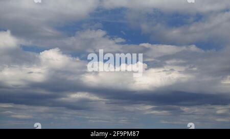 Cumulus-Bild. Stürmischer Himmel. Regnerisches Wetter. Himmel Hintergrund. Stockfoto