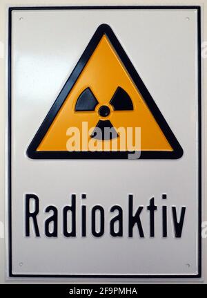 05.10.2018, Berlin, Berlin, Deutschland - Warnschild gegen Radioaktivität. 00S181005D576CAROEX.JPG [MODELLVERSION: NICHT ZUTREFFEND, EIGENTUMSFREIGABE: NEIN Stockfoto