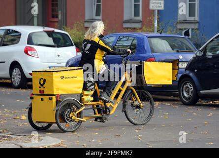 10.11.2018, Berlin, Berlin, Deutschland - Briefträger der Deutschen Post AG. 00S181110D504CAROEX.JPG [MODEL RELEASE: NO, PROPERTY RELEASE: NO (C) CAR Stockfoto