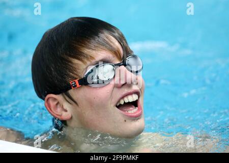 18.11.2018, Berlin, Berlin, Deutschland - Jugendliche lachen beim Schwimmen im Hallenbad. 00S181118D461CAROEX.JPG [MODEL RELEASE: JA, PROPERTY RELEASE: NEIN Stockfoto