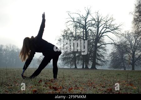 17.11.2018, Neuhardenberg, Brandenburg, Deutschland - Frau macht Gymnastikübungen während eines Spaziergangs in der Natur. 00S181117D442CAROEX.JPG [MODELLVERSION: JA Stockfoto