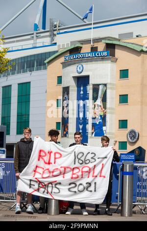 London, Großbritannien. 20. April 2021. Chelsea-Anhänger vor der Stamford Bridge, dem Heimstadion des FC Chelsea, protestieren gegen die vorgeschlagene Bildung einer Europäischen Super League. Chelsea, Arsenal, Tottenham Hotspur, Manchester City, Manchester United und Liverpool (die großen sechs) werden sich Barcelona, Real Madrid, Atletico Madrid, Juventus, AC Mailand und Inter Mailand als Gründungsmitglieder sowie drei weitere Teams anschließen, die noch bekannt gegeben werden müssen. Die Nachrichten wurden von Fußballfans, anderen Vereinen, der UEFA, der FIFA und der britischen Regierung verurteilt. Kredit: Stephen Chung / Alamy Live Nachrichten Stockfoto