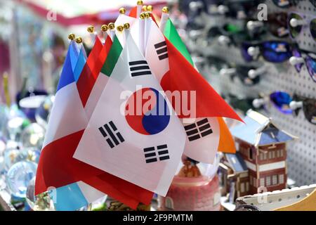 08.12.2018, Hongkong, Hongkong, China - Nationalflaggen in einem Souvenirladen. Vor der Flagge von Südkorea. 00S181208D597CAROEX.JPG [MODELLVERSION: Stockfoto