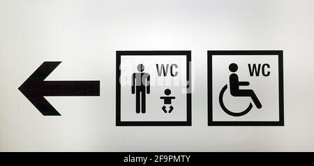 24.12.2018, Berlin, Berlin, Deutschland - Piktogramm. Männer-Toilette mit Umkleideraum und Toilette für behinderte Menschen auf der linken Seite. 00S181224D767CAROE Stockfoto