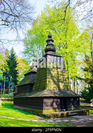 Rekonstruierte Holzkirche in jiraskovy sady Obstgarten in hradec kralove, tschechische republik. Stockfoto