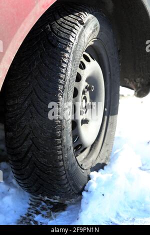 31.01.2021, Neuenhagen, Brandenburg, Deutschland - Allwetterreifen auf Schnee. 00S210131D462CAROEX.JPG [MODEL RELEASE: NO, PROPERTY RELEASE: NO (c) caro im Stockfoto