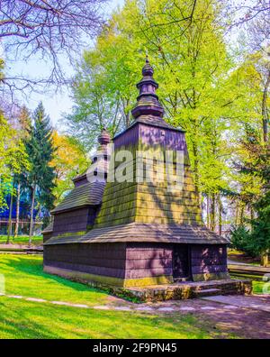 Rekonstruierte Holzkirche in jiraskovy sady Obstgarten in hradec kralove, tschechische republik. Stockfoto