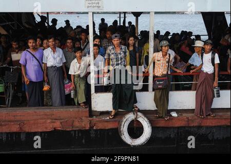 22.11.2013, Yangon, , Myanmar - Pendler auf einer Fähre zwischen Yangon und Dala (Dalah) Township kommen am Dala Fährhafen nach der Überquerung der Yan Stockfoto