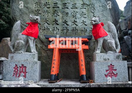 24.12.2017, Kyoto, Kansai, Japan - Steinfiguren zeigen Inari Okami, japanischen Fuchs (kitsune), Gottheit (kami) auf dem Inariyama Berg, wo Fushimi Inari-T Stockfoto