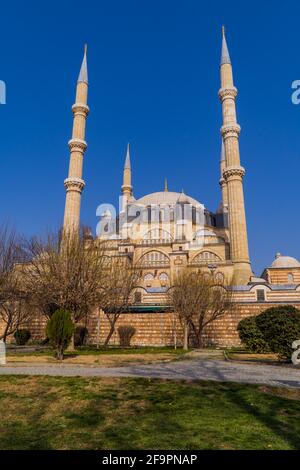 Vertikale Ansicht der wunderschönen osmanischen Selimiye Moschee in Edirne, Türkei mit blauem Himmel Stockfoto