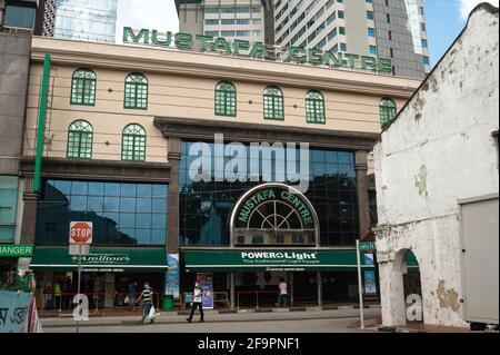 10.03.2021, Singapore, , Singapur - Außenansicht des Mustafa Centers, eines der 24-Stunden-Einkaufszentren Singapurs an der Syed Alwi Road in Little India Stockfoto