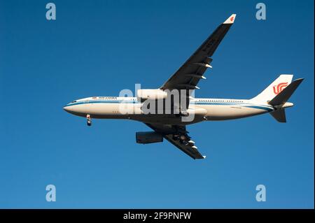 26.03.2021, Singapur, , Singapur - ein Passagierflugzeug des Typs Air China Airbus A330-200 mit der Registrierung B-6536 auf dem Anflug auf Changi International Airp Stockfoto