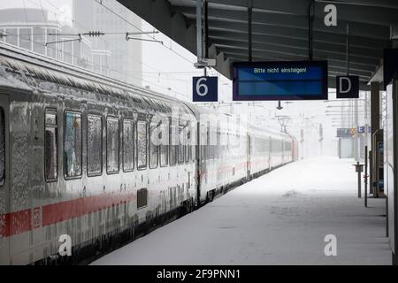 08.02.2021, Essen, Nordrhein-Westfalen, Deutschland - Winter im Ruhrgebiet, Bahnhof Essen, wegen Eis und Schnee sind viele Züge verspätet oder Stockfoto