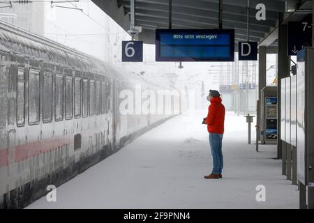 08.02.2021, Essen, Nordrhein-Westfalen, Deutschland - Winter im Ruhrgebiet, Bahnhof Essen, wegen Eis und Schnee sind viele Züge verspätet oder Stockfoto