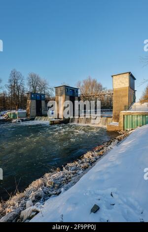 12.02.2021, Luenen, Nordrhein-Westfalen, Deutschland - sonnige Winterlandschaft im Ruhrgebiet, Wehr Westfalia bei Sonnenuntergang mit Eis und Schnee am Rr Stockfoto