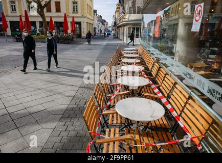 23.02.2021, Krefeld, Nordrhein-Westfalen, Deutschland - Krefelder Innenstadt in Zeiten der Coronakrise während der zweiten Sperre ein Café-Restaurant Stockfoto