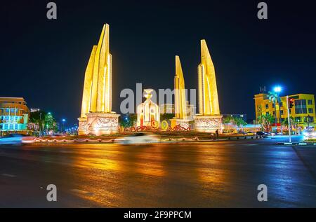 Die leere Ratchadamnoen Avenue mit Blick auf das Demokratiedenkmal in hellen Stadtlichtern, Bangkok, Thailand Stockfoto
