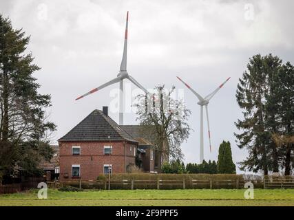 16.03.2021, Korschenbroich, Nordrhein-Westfalen, Deutschland - Wohnhaus vor dem Windpark. 00X210316D032CAROEX.JPG [MODELLVERSION: NEIN, Stockfoto