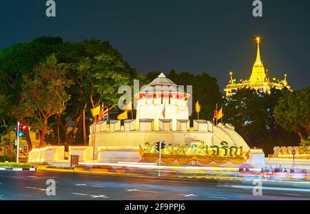 Das mittelalterliche Fort Phra Sumet und die malerische Stupa des Tempels des Goldenen Berges, die hinter dem Grün des Santichaiprakarn Parks, Bangkok, Thailan, zu sehen ist Stockfoto