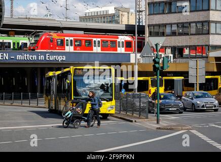 19.03.2021, Essen, Nordrhein-Westfalen, Deutschland - verschiedene Verkehrsmittel in der Innenstadt, Busse, Bahnen, Fahrräder, Autos und Fußgänger an Stockfoto