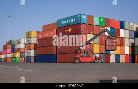 01.04.2021, Duisburg, Nordrhein-Westfalen, Deutschland - Duisburger Hafen, Containerlager am Containerterminal im Duisburger Ruhrort Stockfoto