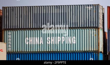 01.04.2021, Duisburg, Nordrhein-Westfalen, Deutschland - China Shipping, Hafen Duisburg, Container am Containerterminal in Duisburg Ruhrort. 00 Stockfoto