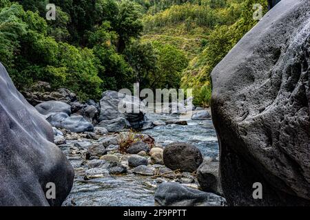 Ein Canyon Fluss Alcantara, der durch die Lavasteine des Ätna in Sizilien, Italien geht Stockfoto