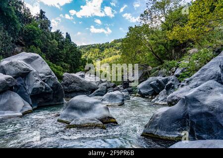 Ein Canyon Fluss Alcantara, der durch die Lavasteine des Ätna in Sizilien, Italien geht Stockfoto