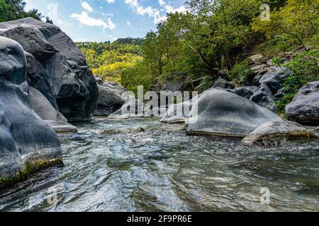 Ein Canyon Fluss Alcantara, der durch die Lavasteine des Ätna in Sizilien, Italien geht Stockfoto