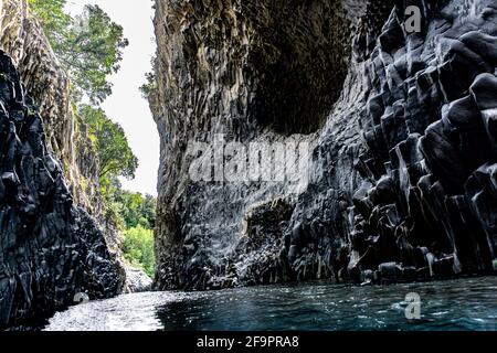 Die Schlucht des Alcantara-Flusses fließt zwischen Basalt-geologischen Formationen in Sizilien In der Nähe des Vulkans Ätna Stockfoto