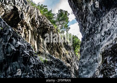 Nahaufnahme der Basaltgeologie in der Schlucht des Flusses Alcantara Stockfoto