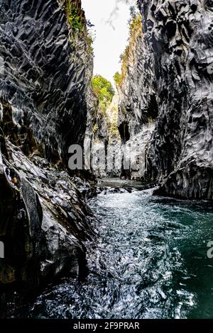 Die Schlucht des Alcantara-Flusses fließt zwischen Basalt-geologischen Formationen in Sizilien In der Nähe des Vulkans Ätna Stockfoto