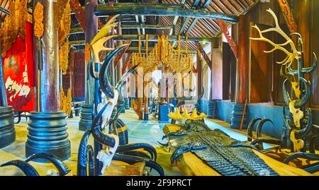 CHIANG RAI, THAILAND - 11. MAI 2019: Die große Sammlung der verschiedenen handgefertigten Gegenstände von Thawan Duchanee in der Main Sanctuary Hall of Black Hous Stockfoto