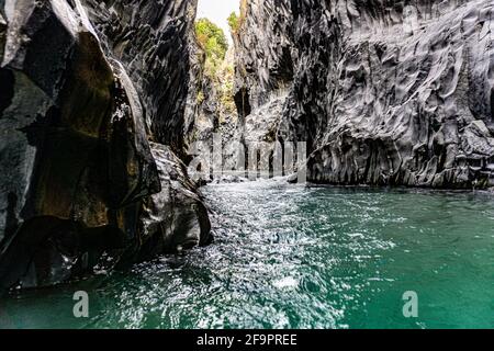 Die Schlucht des Alcantara-Flusses fließt zwischen Basalt-geologischen Formationen in Sizilien In der Nähe des Vulkans Ätna Stockfoto
