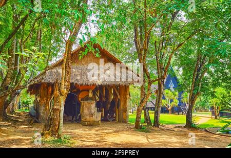 CHIANG RAI, THAILAND - 11. MAI 2019: Der hölzerne Pavillon des Rest Shelter mit Strohdach, Black House (Baan Dam) Museum, am 11. Mai in Chiang Ra Stockfoto