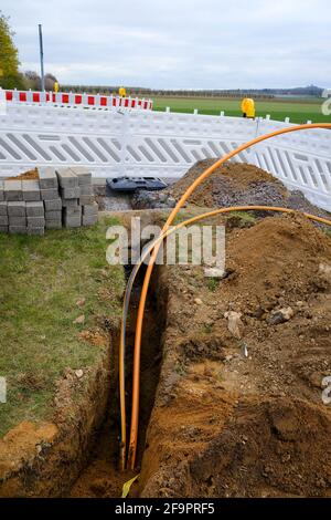 Rheinbach, Nordrhein-Westfalen, Deutschland - Ausbau des Internetbreitbandnetzes, Baustellenverlegung von Glasfaserkabeln, Neubau von Glasfaser Stockfoto