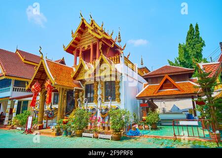 Der malerische Ucosot des historischen Wat Klang Wiang Tempels, geschmückt mit geschnitzten vergoldeten Schrettafeln, Säulen, Giebel-Dach, Elefanten-Skulpturen, Chiang Ra Stockfoto