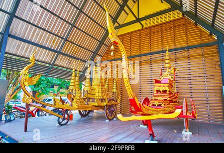 Freuen Sie sich auf die prunkvollen Repliken der königlichen Wagen, verziert mit Vergoldung, Mustern, mythischen Kreaturen - Naga Schlange, Hong Schwan, Chiang Rai, Thailand Stockfoto