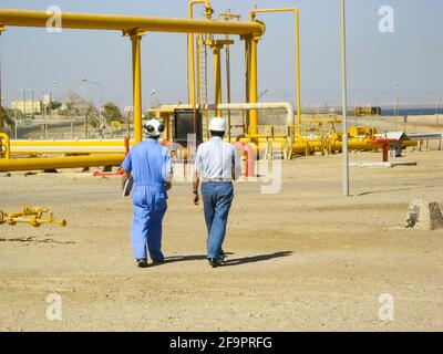 Zwei Ingenieure prüfen eine neue Anlage an einem Öl und Gasanlage in Ägypten Stockfoto