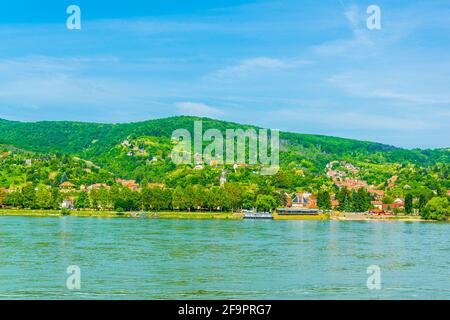 Blick auf die Stadt Nagymaros, die sich am gegenüberliegenden Ufer befindet Das Schloss visegrad und neben der donau in Ungarn Stockfoto