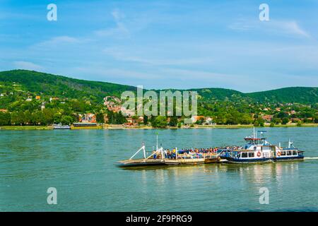 Blick auf eine Fähre, die Passagiere von Nagymaros nach Visegrad bringt Über die donau in Ungarn Stockfoto