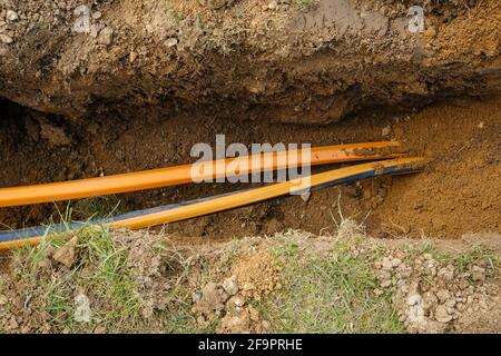 Rheinbach, Nordrhein-Westfalen, Deutschland - Ausbau des Internetbreitbandnetzes, Baustellenverlegung von Glasfaserkabeln, Neubau von Glasfaser Stockfoto