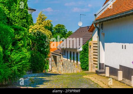 Blick auf eine traditionelle schmale Straße in der ungarischen Stadt szentendre Stockfoto