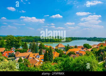 Luftaufnahme der Stadt szentendre in ungarn mit donau im Hintergrund. Stockfoto