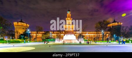 Nachtansicht eines beleuchteten Brunnens vor dem castello sforzesco in mailand. Stockfoto