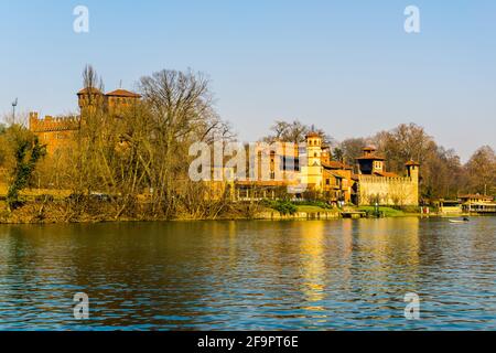 Blick auf das schloss borgo medievale mit Blick auf das italienische Gebäude Stadt turin Stockfoto