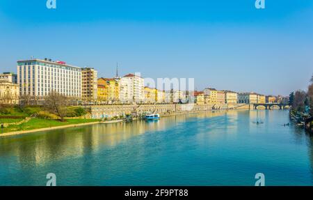 Historische Gebäude, die sich entlang des Flusses Po in der italienischen Stadt turin erstreckten. Stockfoto